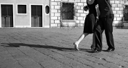 Nome File=tango_a_Venezia.jpg
Dimensione File=290KB
Dimensioni=800x425
Data aggiunta=Feb 02, 2008 tango_a_Venezia.jpg