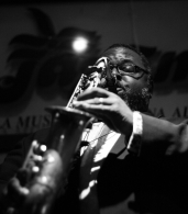 Nome File=livejazzsax.jpg
Dimensione File=231KB
Dimensioni=903x1024
Data aggiunta=Ago 20, 2009 livejazzsax.jpg