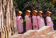 ©_Saro_Di_Bartolo_Myanmar_Birmania_Burma__novice_nuns_buddism_temples_DSC03995b2-lo_1200mm-.jpg
