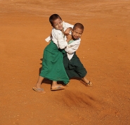 ©_Saro_Di_Bartolo_myanmar_birmania_burma_children_play_fight_bambini_DSC00376a_1200mmm-.jpg