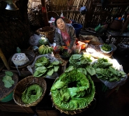 ©_Saro_Di_Bartolo_myanmar_birmania_burma_woman_market_betel_leaf_portrait_DSC03042x7c_1024mm-.jpg