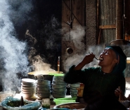 saro-di-bartolo-vietnam-asia-mercato-wephoto-cibo-mangiare-tazze-donna_anziana-vapore.jpg