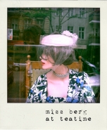 Nome File=missbergatteatime.jpg
Dimensione File=173KB
Dimensioni=600x729
Data aggiunta=Lug 11, 2010 missbergatteatime.jpg