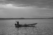 Il_lago_ed_il_pescatore.jpg Il_lago_ed_il_pescatore.jpg