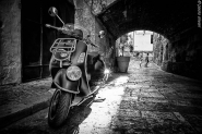 apulia,vespa,arch,bn.jpg