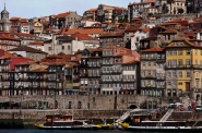 Porto-_le_case_sul_fiume_Duoro.jpg