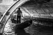 Gondola_sotto_il_Ponte_della_Paglia______.jpg