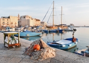 Puglia,_Trani,_porto_di_primo_mattino.jpg