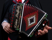 ©_Saro_Di_Bartolo_castelfidardo_fisarmonica_accordian_Cicerchia_149b_1024mm.jpg ©_Saro_Di_Bartolo_castelfidardo_fisarmonica_accordian_Cicerchia_149b_1024mm.jpg
