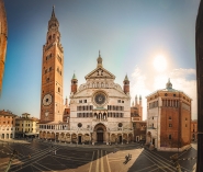 Cartolina_da_Cremona__Piazza_Duomo_in_un_giorno_d_estate.jpg